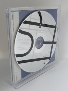 セリアのマイコレCDディスプレイスタンドでCDを飾った様子